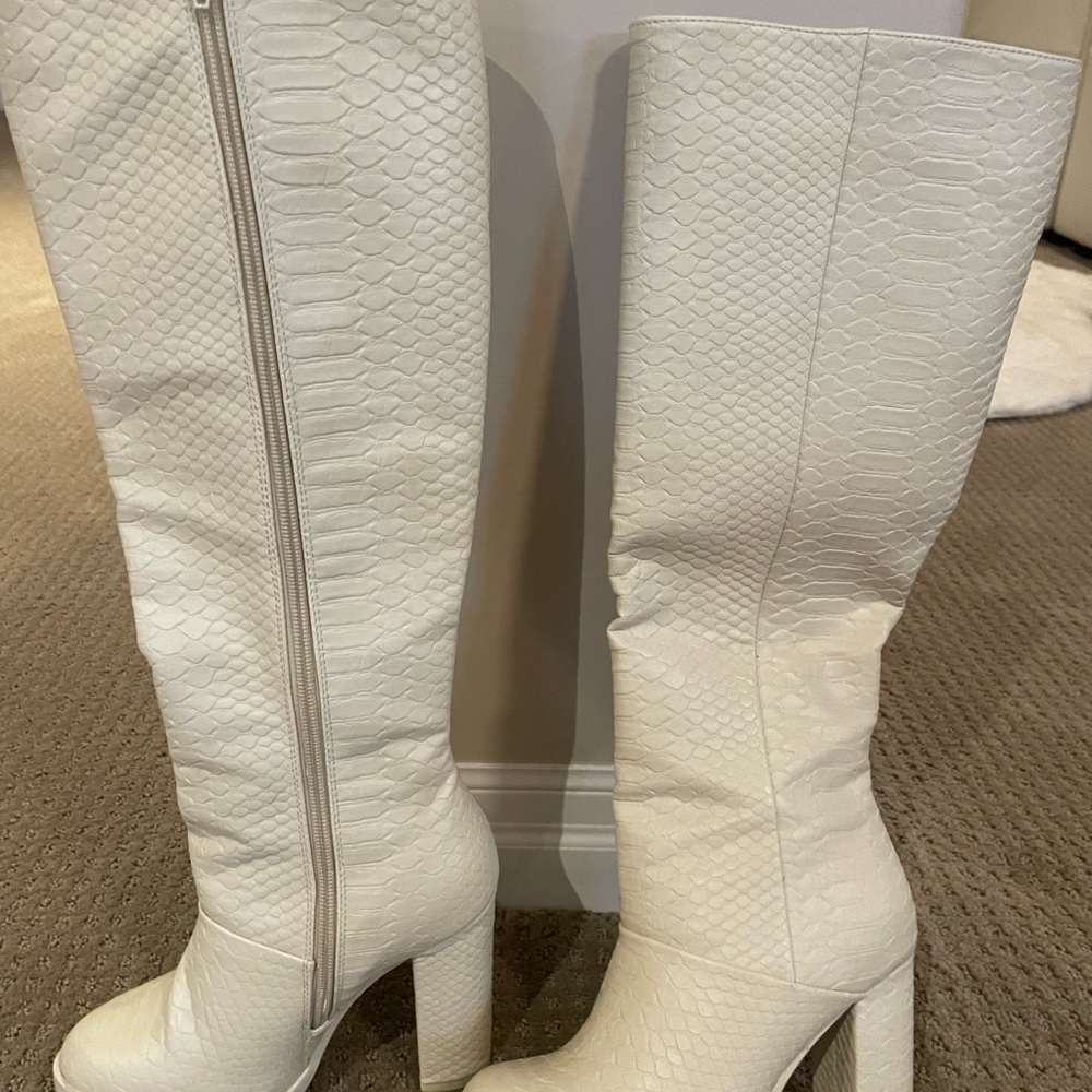 Elegant White Textured Heeled Boots